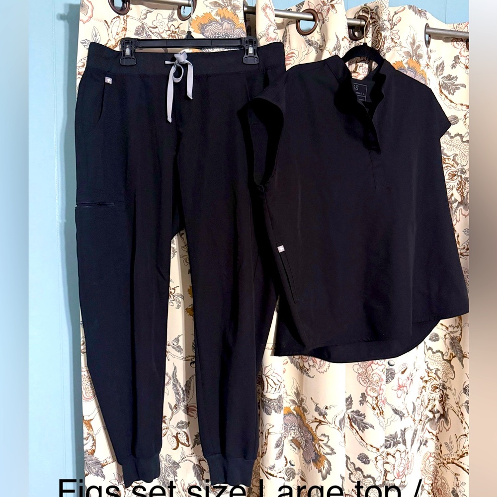 Black Figs scrub set: Rafaela top/Zamora jogger
